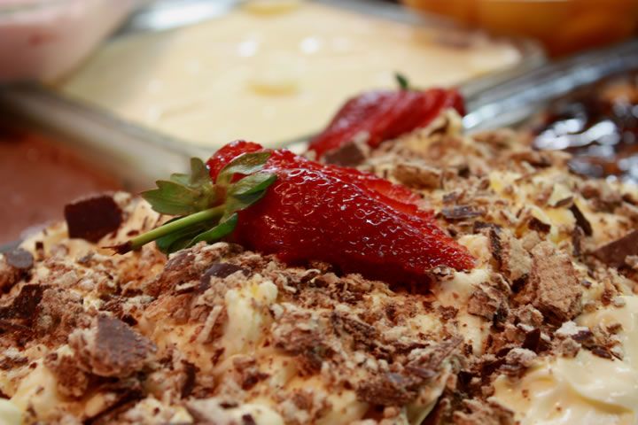 Ir para  <p>&ndash; 2 caixinhas de Bis chocolate;</p>

<p>&ndash; 1 caixa de morangos;</p>

<p>&ndash; 1 lata de leite condensado;</p>

<p>&ndash; 1 lata de creme de...